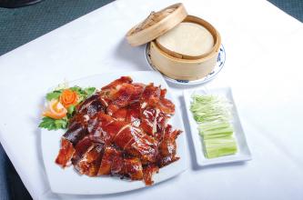 北京烤鸭 Peking Duck Served with Duck with Skin on. (Accompanied with Shredded Spring Onion, Cucumber & Pancakes) 